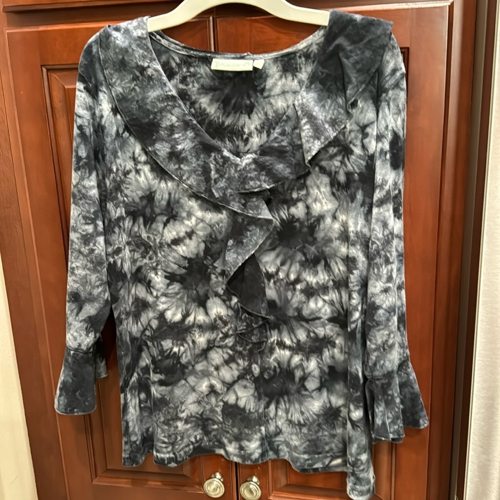 Lulu -B  three-quarter sleeve shirt size large i  black and white tie-dye design